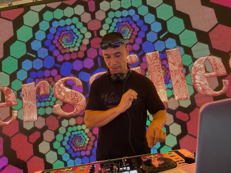 DJ mixând în fața unui perete LED colorat la o petrecere tematică, sonorizare FoFo Sound
