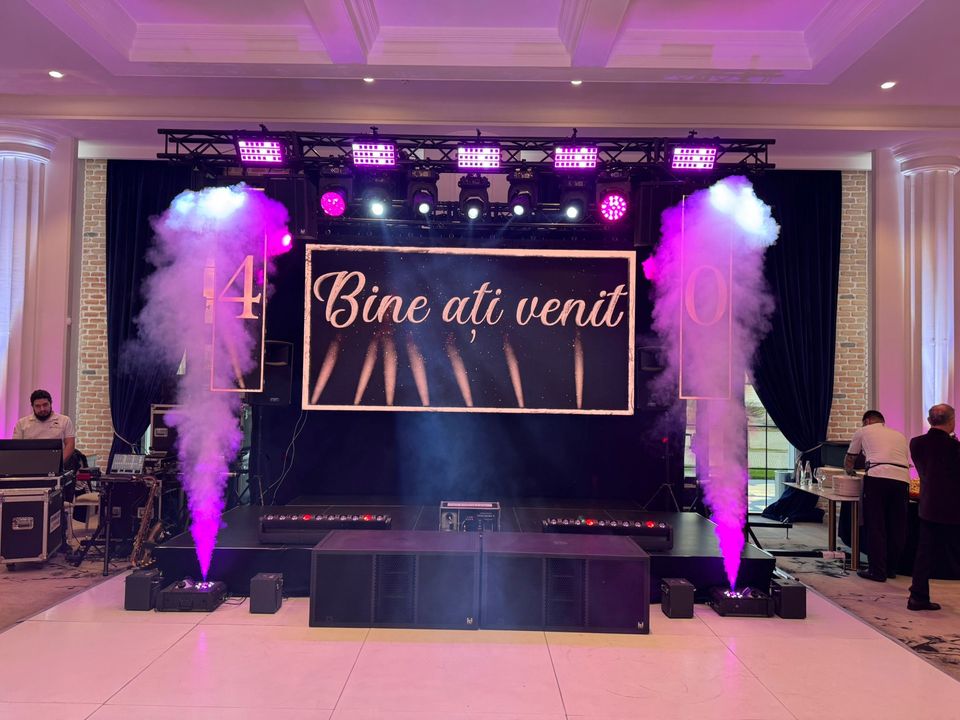 Scenă de nuntă cu panou „Bine ați venit”, jeturi de CO2 și bare LED montate pe schelă, sonorizare FoFo Sound Sibiu