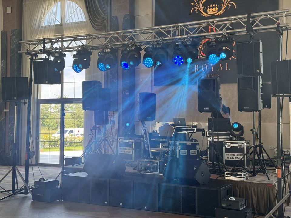 Sistem de sonorizare line array cu subwoofere și schelă de lumini cu moving head într-o sală de evenimente din Sibiu