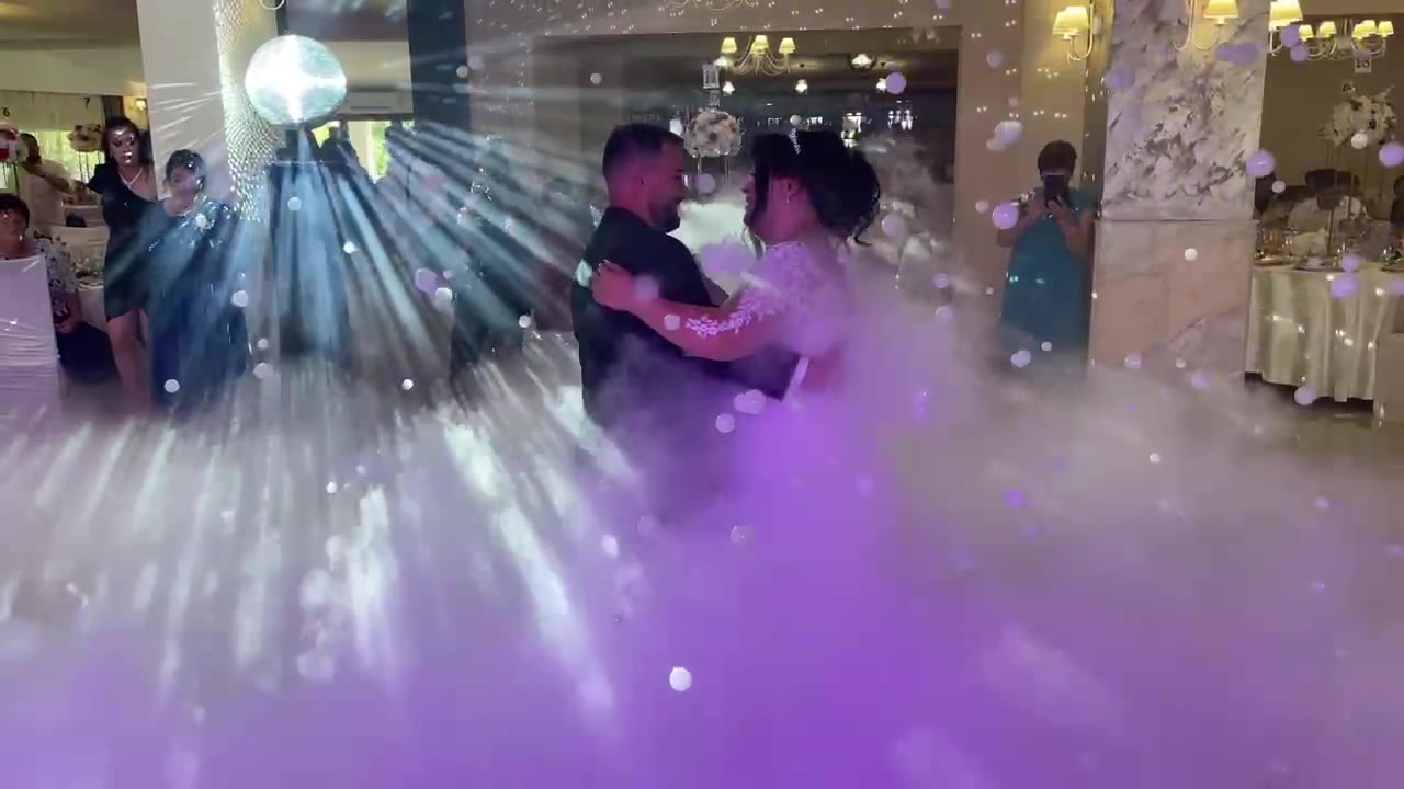 Dansul mirilor pe un strat de fum greu, cu glob disco și lumini calde, nuntă în Sibiu