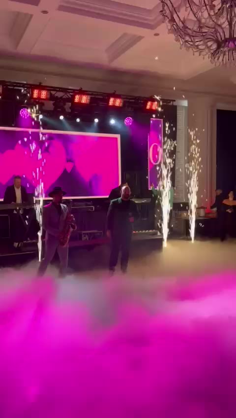 Saxofonist și solist pe scenă alături de fântâni de artificii reci și ecran LED, eveniment în Sibiu